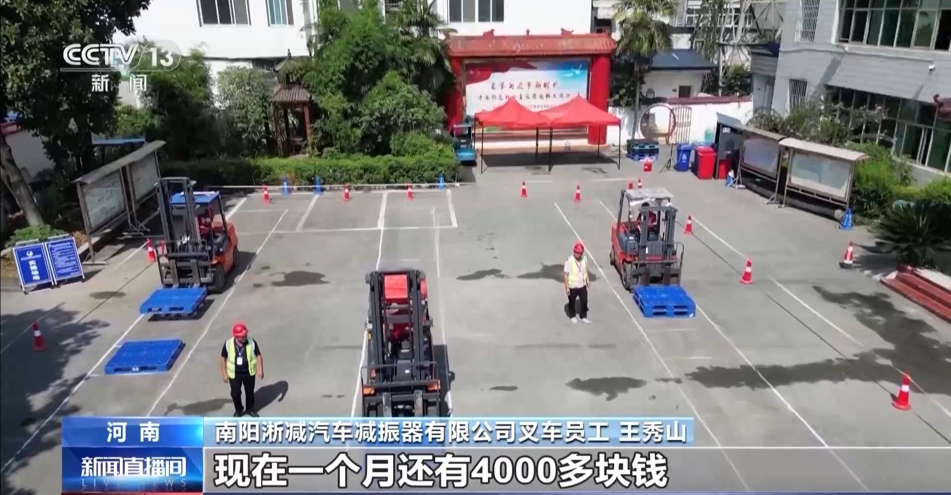 无意间拍下扫雪的一幕开铲车的司机也是个有趣的人(图1)