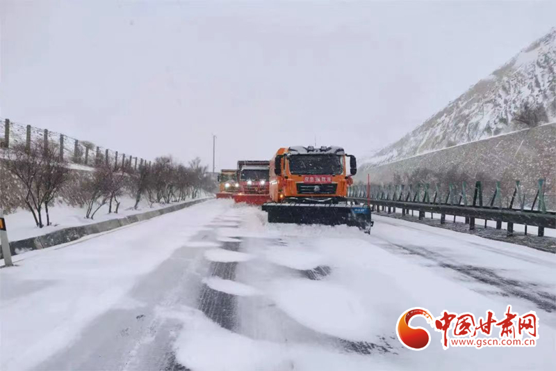 论多功能除雪车犁形前雪铲结构设计doc(图1)