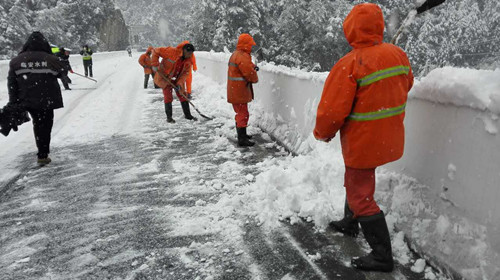 荆州市政工人昼夜奋战除冰扫雪全力保障城区道路畅通(图1)